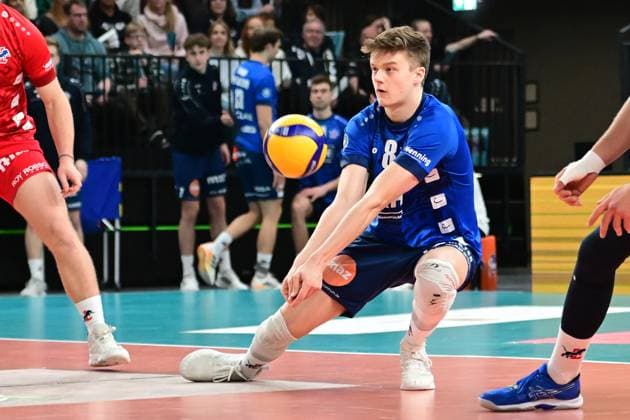 Volleyball I Men I 2023 2024 I Bundesliga I Playoffs I Quarterfinals I Match 2 I SVG Lüneburg WWK Volleys Herrsching I 23 3 2024 Theo Mohwinkel 8, SVG Lüneburg with perfect reception Lüneburg LKH Arena Niedersachsen Germany Copyright: xLobeca AndreasxHannigx