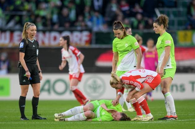 Soccer, Google Pixel Womens Bundesliga, 20240323, VfL Wolfsburg FC Bayern Munich In the picture Marina HEGERING VfL Wolfsburg, 31 battered on the ground Lea SCHÜLLER FC Bayern Munich Women, 11 apologizes Wolfsburg Volkswagen Arena Lower Saxony Germany Copyright: Passion2Press MarkusxFischerx