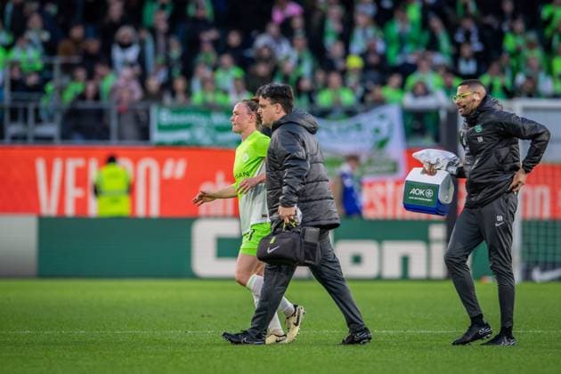 Google Pixel Womens Bundesliga, VfL Wolfsburg vs FC Bayern Munich Wolfsburg, 23 03 2024 Marina Hegering VfL Wolfsburg, 31 leaves the pitch injured Google Pixel Womens Bundesliga, VfL Wolfsburg vs FC Bayern Munich, Volkswagen Arena, Wolfsburg 23 03 2024 DFL REGULATIONS PROHIBIT ANY USE OF PHOTOGRAPHS AS IMAGE SEQUENCES AND OR QUASI VIDEO Copyright: xBEAUTIFULxSPORTS LucianoxLimax