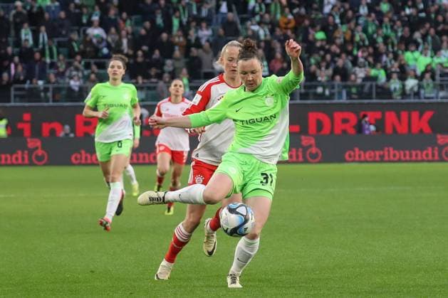 23 03 2024, xgox, Fußball 1 Bundesliga Damen, VfL Wolfsburg FC Bayern München emspor, v l Lea Schueller Bayern, 11 , Marina Hegering Wolfsburg, 31 DFL DFB REGULATIONS PROHIBIT ANY USE OF PHOTOGRAPHS as IMAGE SEQUENCES and or QUASI VIDEO Wolfsburg