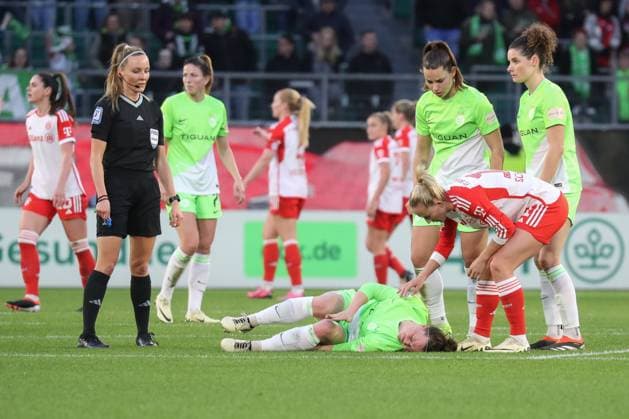 23 03 2024, xgox, Fußball 1 Bundesliga Damen, VfL Wolfsburg FC Bayern München emspor, v l Marina Hegering Wolfsburg, 31 verletzt, Verletzung, injury, injured DFL DFB REGULATIONS PROHIBIT ANY USE OF PHOTOGRAPHS as IMAGE SEQUENCES and or QUASI VIDEO Wolfsburg