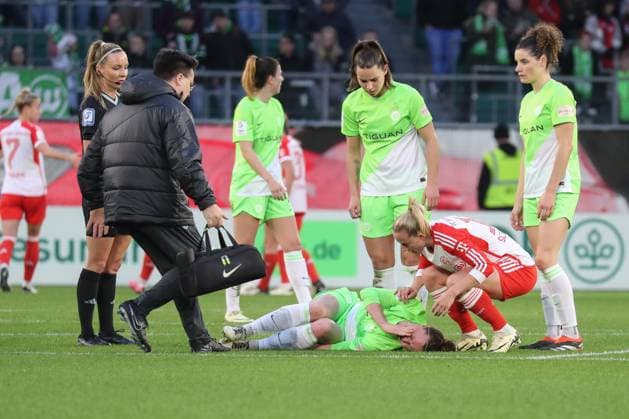 23 03 2024, xgox, Fußball 1 Bundesliga Damen, VfL Wolfsburg FC Bayern München emspor, v l Marina Hegering Wolfsburg, 31 verletzt, Verletzung, injury, injured DFL DFB REGULATIONS PROHIBIT ANY USE OF PHOTOGRAPHS as IMAGE SEQUENCES and or QUASI VIDEO Wolfsburg