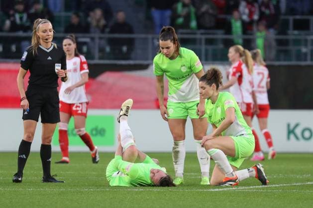 23 03 2024, xgox, Fußball 1 Bundesliga Damen, VfL Wolfsburg FC Bayern München emspor, v l Marina Hegering Wolfsburg, 31 verletzt, Verletzung, injury, injured DFL DFB REGULATIONS PROHIBIT ANY USE OF PHOTOGRAPHS as IMAGE SEQUENCES and or QUASI VIDEO Wolfsburg