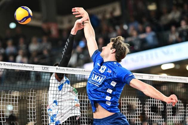 Volleyball I Men I 2023 2024 I Bundesliga I Playoffs I Quarterfinals I Game 2 I SVG Lüneburg WWK Volleys Herrsching I 23 3 2024 Matthew Knigge 13, SVG Lüneburg goes unorthodox to the ball and gets the point Magloire Mayaula Nzeza 7, WWK Volleys Herrsching cannot fend off Lüneburg LKH Arena Niedersachsen Germany Copyright: xLobeca AndreasxHannigx
