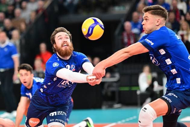 Volleyball I Men I 2023 2024 I Bundesliga I Playoffs I Quarter-finals I Match 2 I SVG Lüneburg WWK Volleys Herrsching I 23 3 2024 Jesse William Elser 3, SVG Lüneburg and Erik Johannes Röhrs 5, SVG Lüneburg spectacularly go for the ball at the same time - the point goes to SVG Lüneburg Lüneburg LKH Arena Niedersachsen Germany Copyright: xLobeca AndreasxHannigx