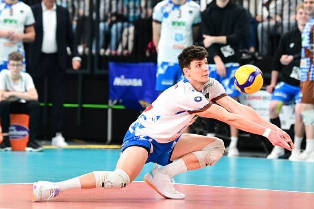 Volleyball I Men I 2023 2024 I Bundesliga I Playoffs I Quarterfinals I Match 2 I SVG Lüneburg WWK Volleys Herrsching I 23 3 2024 Theo Timmermann 11, WWK Volleys Herrsching with spectacular ball reception Lüneburg LKH Arena Niedersachsen Germany Copyright: xLobeca AndreasxHannigx