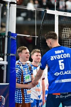 Volleyball I Men I 2023 2024 I Bundesliga I Playoffs I Quarterfinals I Game 2 I SVG Lüneburg WWK Volleys Herrsching I 23 3 2024 Leonard Graven 17, WWK Volleys Herrsching and Len Schoormann 0, Veolia Towers Hamburg joke with Erik Johannes Röhrs 5, SVG Lüneburg during the Challenge Lüneburg LKH Arena Niedersachsen Germany Copyright: xLobeca AndreasxHannigx