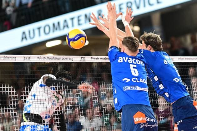 Volleyball I Men I 2023 2024 I Bundesliga I Playoffs I Quarter-finals I Game 2 I SVG Lüneburg WWK Volleys Herrsching I 23 3 2024 Gage Thomas Wortley 6, SVG Lüneburg and Matthew Knigge 13, SVG Lüneburg unfortunately block this powerful attacking shot from Magloire Mayaula Nzeza 7, WWK Volleys Herrsching Lüneburg LKH Arena Niedersachsen Germany Copyright: xLobeca AndreasxHannigx