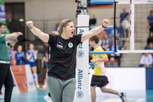 Lisa Thomsen Coach USC Muenster Cheering after a good performance Allianz MTV Stuttgart USC Muenster, 23 03 2024, Stuttgart SCHARRena , DEU Allianz MTV Stuttgart USC Muenster, Sport, Volleyball Bundesliga, Women, VBL, Season 2023 24, 23 03 2024, Stuttgart SCHARRena , DEU Stuttgart Copyright: xSandyxDinkelackerx EP_SDR