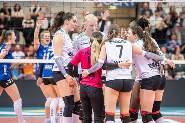 Luisa van Clewe USC Muenster, 08 critical look with team in the background cheering for Stuttgart Allianz MTV Stuttgart USC Muenster, 23 03 2024, Stuttgart SCHARRena , DEU Allianz MTV Stuttgart USC Muenster, Sport, Volleyball Bundesliga, Women, VBL, Saison 2023 24, 23 03 2024, Stuttgart SCHARRena , DEU Stuttgart Copyright: xSandyxDinkelackerx EP_SDR