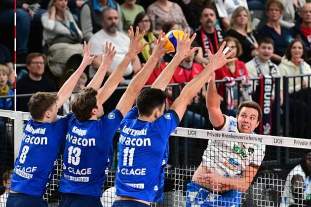 Volleyball I Men I 2023 2024 I Bundesliga I Playoffs I Quarterfinals I Game 2 I SVG Lüneburg WWK Volleys Herrsching I 23 3 2024 Jonas Kaminski 8, WWK Volleys Herrsching hits into the block of three from Theo Mohwinkel 8, SVG Lüneburg , Matthew Knigge 13, SVG Lüneburg and Xander Wolf Wassenaar Ketrzynski 11, SVG Lüneburg Lüneburg LKH Arena Niedersachsen Germany Copyright: xLobeca AndreasxHannigx