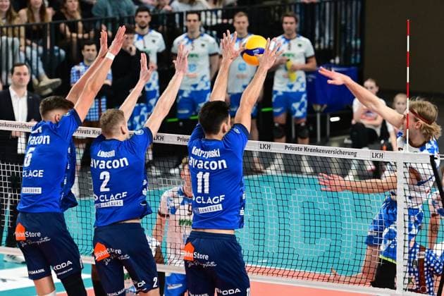 Volleyball I Men I 2023 2024 I Bundesliga I Playoffs I Quarterfinals I Game 2 I SVG Lüneburg WWK Volleys Herrsching I 23 3 2024 Daniel Gruvaeus 2, WWK Volleys Herrsching fails to block Erik Johannes Röhrs 5, SVG Lüneburg , Blake Gregory Leeson 2, SVG Lüneburg and Xander Wolf Wassenaar Ketrzynski 11, SVG Lüneburg Lüneburg LKH Arena Niedersachsen Germany Copyright: xLobeca AndreasxHannigx