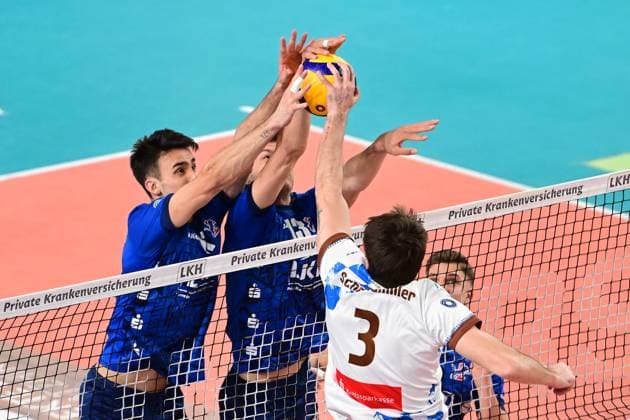 Volleyball I Men I 2023 2024 I Bundesliga I Playoffs I Quarterfinals I Game 2 I SVG Lüneburg WWK Volleys Herrsching I 23 3 2024 Handsalat Xander Wolf Wassenaar Ketrzynski 11, SVG Lüneburg and Matthew Knigge 13, SVG Lüneburg press against Joel Schneidmiller 3, WWK Volleys Herrsching Lüneburg LKH Arena Niedersachsen Germany Copyright: xLobeca AndreasxHannigx