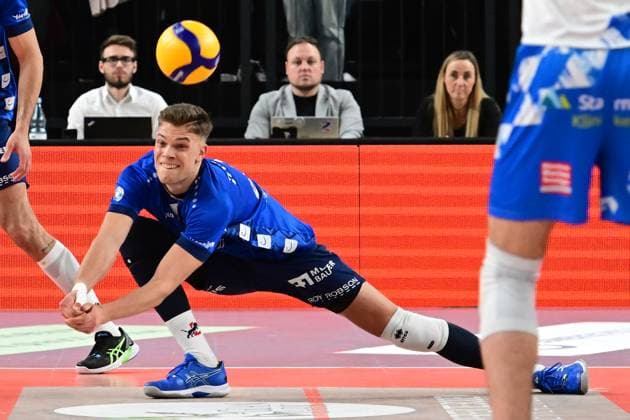 Volleyball I Men I 2023 2024 I Bundesliga I Playoffs I Quarter-finals I Game 2 I SVG Lüneburg WWK Volleys Herrsching I 23 3 2024 Actually another great reception by Erik Johannes Röhrs 5, SVG Lüneburg but the last point of the second set goes to WWK Volleys Herrsching Lüneburg LKH Arena Niedersachsen Germany Copyright: xLobeca AndreasxHannigx