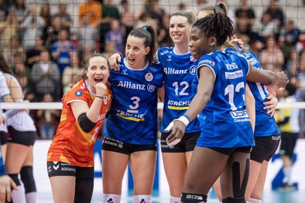 Sport Themen der Woche KW12 Sport Bilder des Tages Jubel bei Roosa Koskelo (Allianz MTV Stuttgart, 01), Maria Segura Palleres (Allianz MTV Stuttgart, 03), Britt Bongaerts (Allianz MTV Stuttgart, 12), Krystal Rivers (Allianz MTV Stuttgart, 13) - Jubel nach Sieg - Allianz MTV Stuttgart - USC Muenster, 23.03.2024, Stuttgart (SCHARRena), DEU Allianz MTV Stuttgart - USC Muenster, Volleyball Bundesliga, Frauen, VBL, Saison 2023 24, 23.03.2024, Stuttgart (SCHARRena), DEU Stuttgart *** Roosa Koskelo Allianz MTV Stuttgart, 01 , Maria Segura Palleres Allianz MTV Stuttgart, 03 , Britt Bongaerts Allianz MTV Stuttgart, 12 , Krystal Rivers Allianz MTV Stuttgart, 13 Cheering after victory Allianz MTV Stuttgart USC Muenster, 23 03 2024, Stuttgart SCHARRena , DEU Allianz MTV Stuttgart USC Muenster, Sport, Volleyball Bundesliga, Women, VBL, Season 2023 24, 23 03 2024, Stuttgart SCHARRena , DEU Stuttgart Copyright: xSandyxDinkelackerx EP_SDR