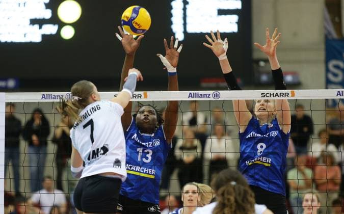 Stuttgart , Volleyball Bundesliga Womens PlayOff quarter-final match 1, Allianz MTV Stuttgart vs USC Münster , from left Elena Kömmling Münster Krystal Rivers Monique Strubbe Stgt