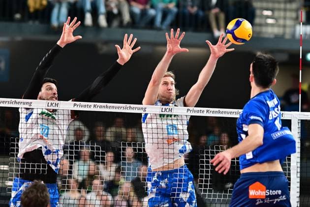Volleyball I Men I 2023 2024 I Bundesliga I Playoffs I Quarterfinals I Match 2 I SVG Lüneburg WWK Volleys Herrsching I 23 3 2024 Double block by Djordje Ilic 1, WWK Volleys Herrsching and Daniel Gruvaeus 2, WWK Volleys Herrsching against Xander Wolf Wassenaar Ketrzynski 11, SVG Lüneburg Lüneburg LKH Arena Niedersachsen Germany Copyright: xLobeca AndreasxHannigx