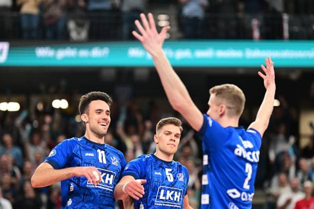 Volleyball I Men I 2023 2024 I Bundesliga I Playoffs I Quarterfinals I Game 2 I SVG Lüneburg WWK Volleys Herrsching I 23 3 2024 Xander Wolf Wassenaar Ketrzynski 11, SVG Lüneburg and Erik Johannes Röhrs 5, SVG Lüneburg congratulate Blake Gregory Leeson 2, SVG Lüneburg for his ace to win the set Lüneburg LKH Arena Niedersachsen Germany Copyright: xLobeca AndreasxHannigx