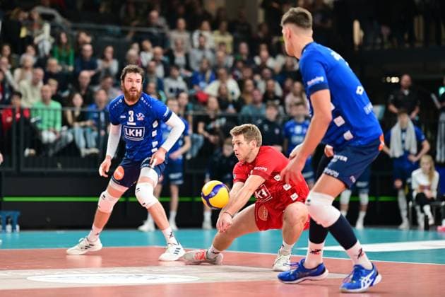 Volleyball I Men I 2023 2024 I Bundesliga I Playoffs I Quarterfinals I Game 2 I SVG Lüneburg WWK Volleys Herrsching I 23 3 2024 Gage Thomas Wortley 6, SVG Lüneburg as always confident in receiving the ball Jesse William Elser 3, SVG Lüneburg and Erik Johannes Röhrs 5, SVG Lüneburg watch him Lüneburg LKH Arena Niedersachsen Germany Copyright: xLobeca AndreasxHannigx