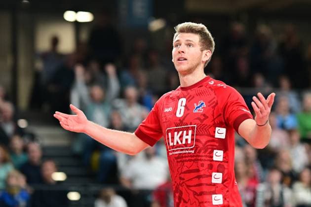 Volleyball I Men I 2023 2024 I Bundesliga I Playoffs I Quarterfinals I Game 2 I SVG Lüneburg WWK Volleys Herrsching I 23 3 2024 Referee was pfeifst du¦ Gage Thomas Wortley 6, SVG Lüneburg is not satisfied with the performance of the referee Lüneburg LKH Arena Niedersachsen Germany Copyright: xLobeca AndreasxHannigx