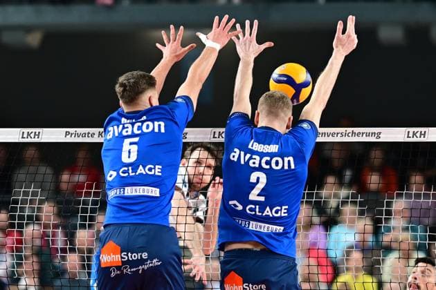 Volleyball I Men I 2023 2024 I Bundesliga I Playoffs I Quarterfinals I Game 2 I SVG Lüneburg WWK Volleys Herrsching I 23 3 2024 Filip John 6, WWK Volleys Herrsching does not get through the block of Gage Thomas Wortley 6, SVG Lüneburg and Blake Gregory Leeson 2, SVG Lüneburg Lüneburg LKH Arena Niedersachsen Germany Copyright: xLobeca AndreasxHannigx