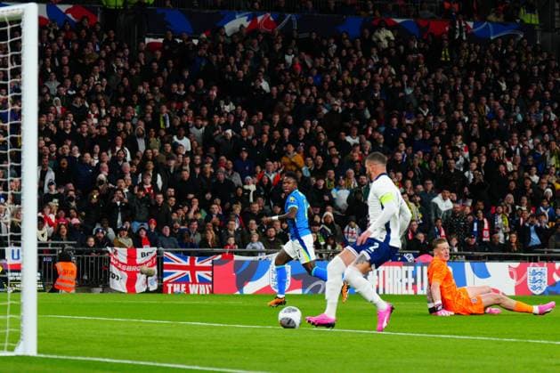 Vinicius Junior of Brazil has a shot which is cleared by Kyle Walker of England England v Brazil, International Friendly, Länderspiel, Nationalmannschaft Football, Wembley Stadium, London, UK - 23 Mar 2024 EDITORIAL USE ONLY No use with unauthorised audio, video, data, fixture lists, club league logos or live services. Online in-match use limited to 120 images, no video emulation. No use in betting, games or single club league player publications. Copyright: xJavierxGarcia Shutterstockx 14398296ay