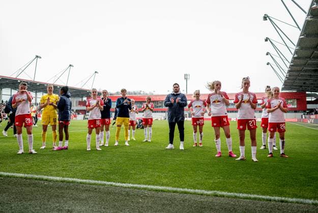 Leipzigs players and head coach Coach Saban Uzun thank the fans Football 1 Womens Bundesliga, Matchday 16 FC Bayern Muenchen RB Leipzig 5 0 16 March FC Bayern Campus, Muenchen FC Bayern Muenchen RB Leipzig 5 0