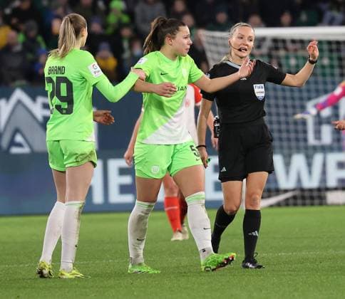 Lena Oberdorf VfL Wolfsburg discusses with referee Fabienne Michel Football, Women, Season 2023 2024, 1 League, Google Pixel Women Bundesliga, VfL Wolfsburg vs FC Bayern Muenchen, 0 4 DFL REGULATIONS PROHIBIT ANY USE OF PHOTOGRAPHS AS IMAGE SEQUENCES AND OR QUASI VIDEO