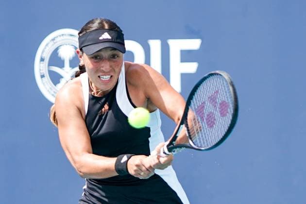 March 23, 2024, Miami Gardens, Florida, USA: Jessica Pegula (USA) returns a shot during the women s singles match at the 2024 Miami Open presented by Itau at Hard Rock Stadium. Miami Gardens USA - ZUMAw109 20240323_fap_w109_005 Copyright: xDebbyxWongx
