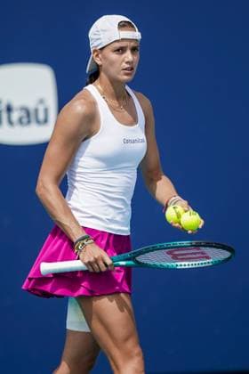 March 23, 2024, Miami Gardens, Florida, USA: Emiliana Arango (COL) serves the ball during the women s singles match at the 2024 Miami Open presented by Itau at Hard Rock Stadium. Miami Gardens USA - ZUMAw109 20240323_fap_w109_024 Copyright: xDebbyxWongx