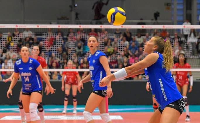23 03 2024, Wiesbadens Jaidyn Blanchfield receiving, Volleyball, Bundesliga, play off quarter final, Dresdner SC VC Wiesbaden 2 3, Dresden Saxony