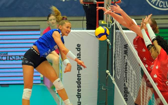 23 03 2024, Wiesbadens Jaidyn Blanchfield fails against Dresdens block, Volleyball, Bundesliga, play-off quarter-final, Dresdner SC VC Wiesbaden 2 3, Dresden Saxony