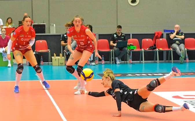 23 03 2024, acceptance Dresdens Aleksandra Jegdic, back Pia Timmer and Dresdens Sarah Straube, Volleyball, Bundesliga, play off quarter final, Dresdner SC VC Wiesbaden 2 3, Dresden Saxony
