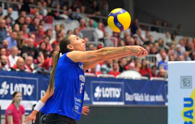 23 03 2024, Wiesbadens Melissa Langegger receiving, Volleyball, Bundesliga, play-off quarter-final, Dresdner SC VC Wiesbaden 2 3, Dresden Saxony
