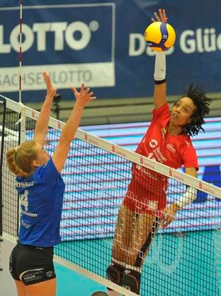 23 03 2024, Dresdens Tia Jimerson against Wiesbadens Jonna Wasserfaller, Volleyball, Bundesliga, play off quarter final, Dresdner SC VC Wiesbaden 2 3, Dresden Saxony