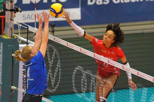 23 03 2024, Dresdens Tia Jimerson against Wiesbadens Jonna Wasserfaller, Volleyball, Bundesliga, play off quarter final, Dresdner SC VC Wiesbaden 2 3, Dresden Saxony