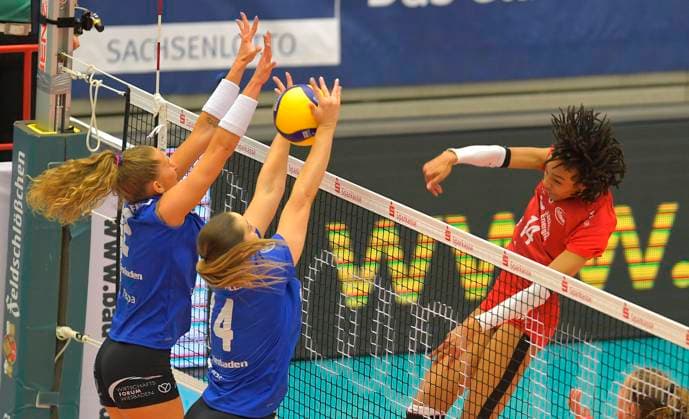 23 03 2024, Dresdens Tia Jimerson against Wiesbadens Jonna Wasserfaller and Jaidyn Blanchfield, Volleyball, Bundesliga, play-off quarter-final, Dresdner SC VC Wiesbaden 2 3, Dresden Saxony