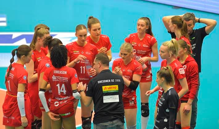23 03 2024, Dresdens co-coach Vladimir Kapris with the team, Dresdens coach Alexander Waibl in the back, volleyball, Bundesliga, play-off quarter-final, Dresdner SC VC Wiesbaden 2 3, Dresden Saxony