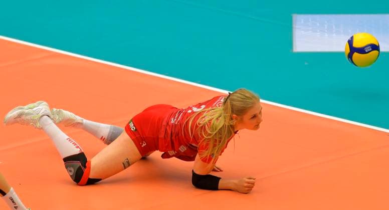 23 03 2024, Dresdens Hester Jasper receiving, Volleyball, Bundesliga, play off quarter final, Dresdner SC VC Wiesbaden 2 3, Dresden Saxony