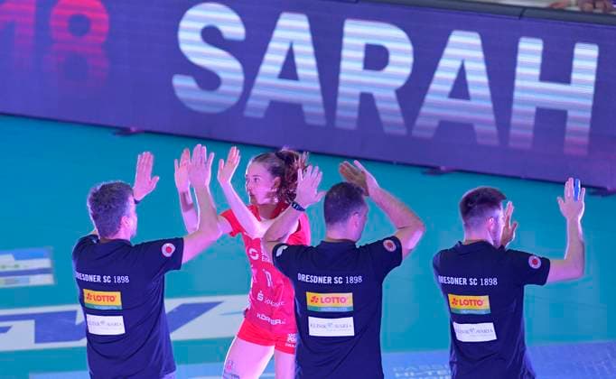 23 03 2024, Dresdens Sarah Straube running in, with Dresdens coach Alexander Waibl, Volleyball, Bundesliga, play off quarter final, Dresdner SC VC Wiesbaden 2 3, Dresden Sachsen