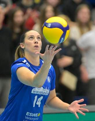 23 03 2024, Wiesbadens Jonna Wasserfaller serving, Volleyball, Bundesliga, play-off quarter-final, Dresdner SC VC Wiesbaden 2 3, Dresden Saxony