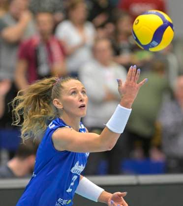 23 03 2024, Wiesbadens Jaidyn Blanchfield serving, Volleyball, Bundesliga, play-off quarter-final, Dresdner SC VC Wiesbaden 2 3, Dresden Saxony