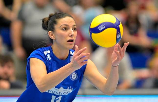 23 03 2024, Wiesbadens Milana Bozic serving, Volleyball, Bundesliga, play-off quarter-final, Dresdner SC VC Wiesbaden 2 3, Dresden Saxony