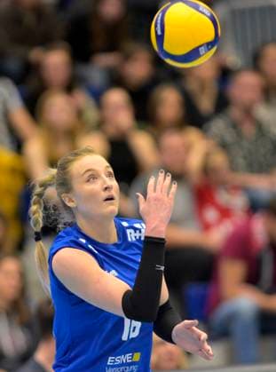 23 03 2024, Wiesbadens Izabella Rapacz serving, Volleyball, Bundesliga, play-off quarter-final, Dresdner SC VC Wiesbaden 2 3, Dresden Saxony