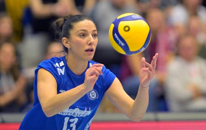 23 03 2024, Wiesbadens Milana Bozic serving, Volleyball, Bundesliga, play-off quarter-final, Dresdner SC VC Wiesbaden 2 3, Dresden Saxony