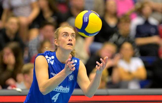 23 03 2024, Wiesbadens Tanja Grosser serving, Volleyball, Bundesliga, play-off quarter-final, Dresdner SC VC Wiesbaden 2 3, Dresden Saxony