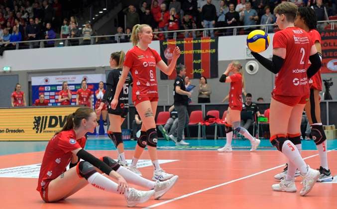 23 03 2024, Dresdens Lara Berger on the floor, with teammates after the defeat, Volleyball, Bundesliga, play off quarter final, Dresdner SC VC Wiesbaden 2 3, Dresden Sachsen