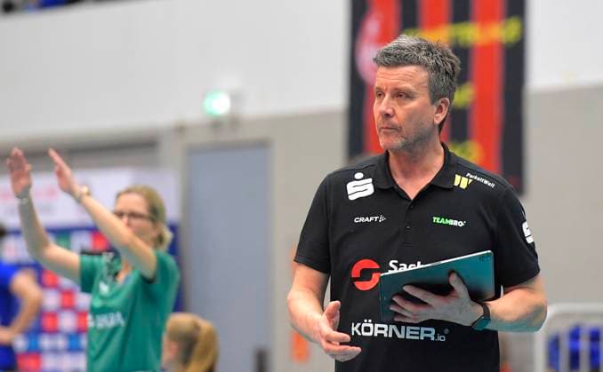 23 03 2024, Dresden coach Alexander Waibl with tactics board, Volleyball, Bundesliga, play off quarter final, Dresdner SC VC Wiesbaden 2 3, Dresden Saxony