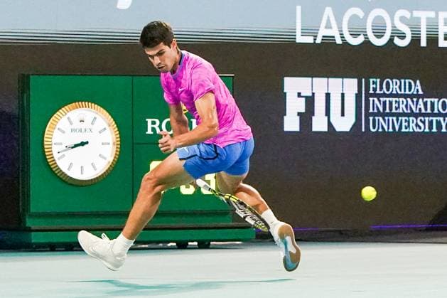 March 23, 2024, Miami Gardens, Florida, USA: Carlos Alcaraz (ESP) returns a shot between his legs during the men s singles match at the 2024 Miami Open presented by Itau at Hard Rock Stadium. Miami Gardens USA - ZUMAw109 20240323_fap_w109_027 Copyright: xDebbyxWongx