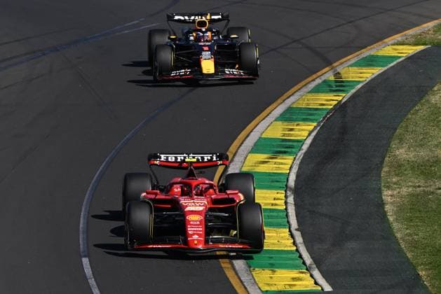 AUSTRALIAN F1 GRAND PRIX, Carlos Sainz of Ferrari leads Max Verstappen of Red Bull Racing during the Australian Grand Prix 2024 at Albert Park Circuit in Melbourne, Sunday, March 24, 2024. ( NO ARCHIVING, EDITORIAL USE ONLY, NO USE IN BOOKS WITHOUT CONSENT MELBOURNE VICTORIA AUSTRALIA  Copyright: xJOELxCARRETTx 20240324001921931334